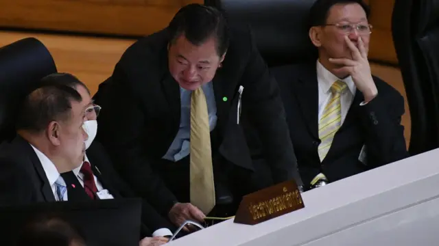 สมาชิกรัฐสภาหารือกันในห้องประชุมสภา