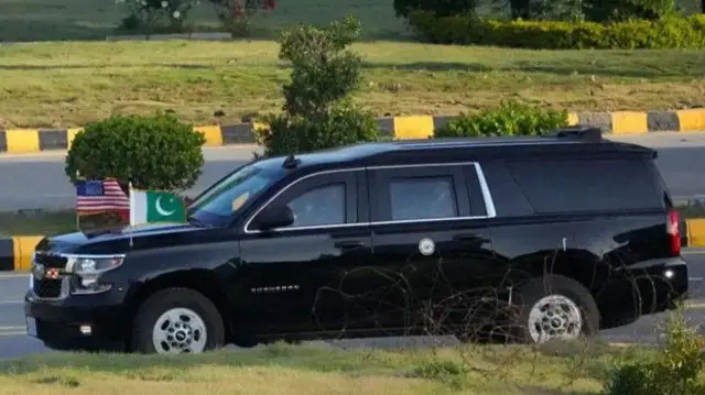 Автомобіль, який, ймовірно, входить до складу кортежу віцепрезидента США Джея Ді Венса