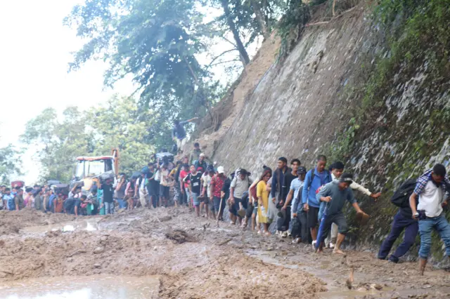 बीपी राजमार्गमा अलपत्र यात्रुहरू पहिरो गएको स्थलबाट पैदल काठमाण्ठूतर्फ आउँदै 