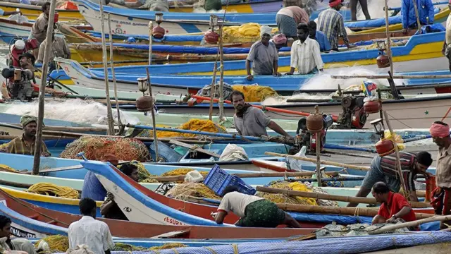 చేపల వేట, మత్స్యకారులు, బోట్లు