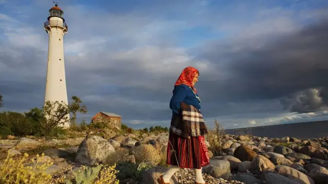 Kihnu, yang dikenal sebagai Pulau Wanita, berada di Laut Baltik di lepas pantai barat Estonia.