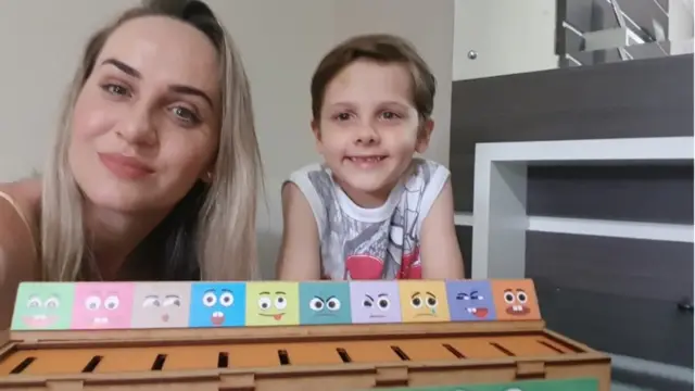 Juli Lanser Mayer e o filho Rafael, diagnosticado com autismo