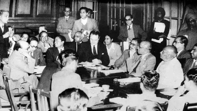 सन् 1948 की जनवरी में पत्रकारों से बात करते हुए पटेल और मेनन