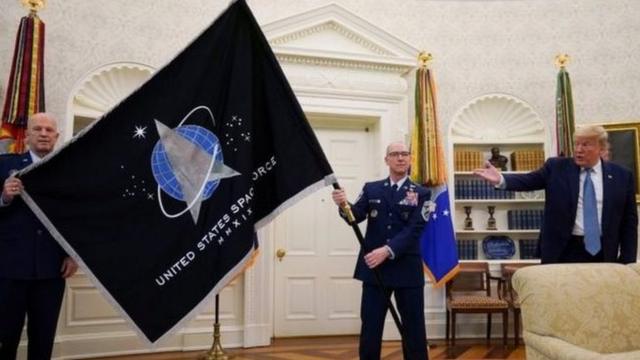 5月15日美國總統特朗普在白宮主持太空軍軍旗亮相儀式時表示太空將是未來，美國要保持在太空領域的主宰
