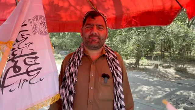 احمد، که ۲۰ سال قرطاسیه میفروخت، اکنون بیرقهای حکومت طالبان و نعتهای مذهبی میفروشد.