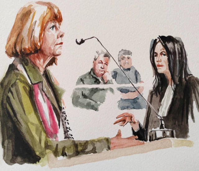 Dalam sketsa pengadilan ini, Gisèle Pelicot memberikan keterangan di persidangan dengan sosok suaminya, Dominique Pelicot, di latar belakang, pada 19 November 2024. 