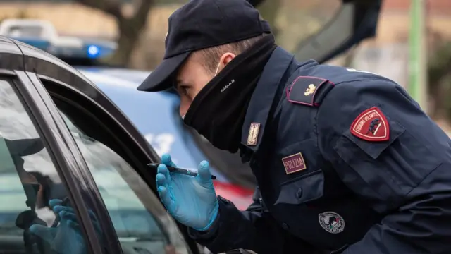 Virus corona, Italia, polisi