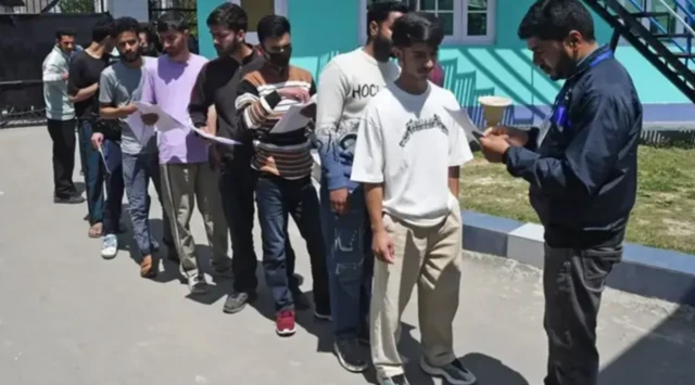 நீட் பிரச்னை : ஆயிரக்கணக்கான இந்திய மருத்துவ மாணவர்கள் வெளிநாடுகளை நாடுவது ஏன்?