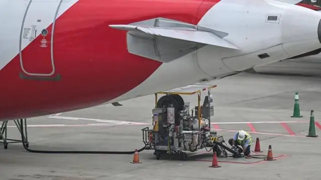 इंधनामुळे विमानाचे वजन अदिक राहते आणि लँडिंगमध्ये अडचणी निर्माण होतात.