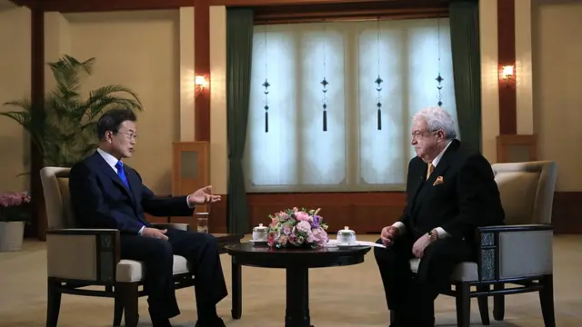 문재인 대통령이 20일 청와대 경내에서 러시아 언론과 인터뷰를 하고 한러 양국의 공동번영을 위한 비전을 밝히고 있다.