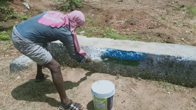 சாதிய அடையாளங்களை அழிக்கும் பொதுமக்கள்