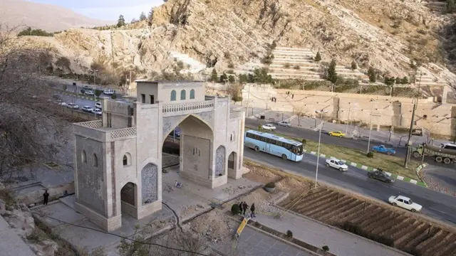 زمانی این خیابان میان کوه و دروازه شیراز مسیل بوده است