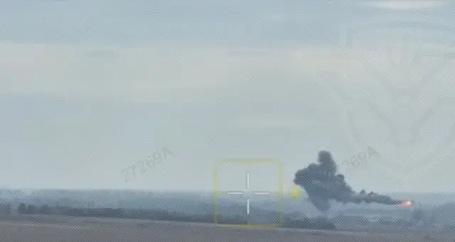 Вертоліт горить, димиться і падає на землю