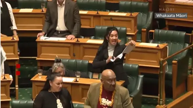 ハカで抗議するハナ＝ラウィティ・カレアリキ・マイピ＝クラーク下院議員