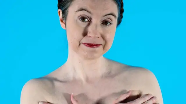 கேம்ப்ரிட்ஜ் பல்கலைக்கழக பேராசிரியான இவர் ஆடையில்லாமல் பொதுவெளியில் போராடுவது ஏன்?