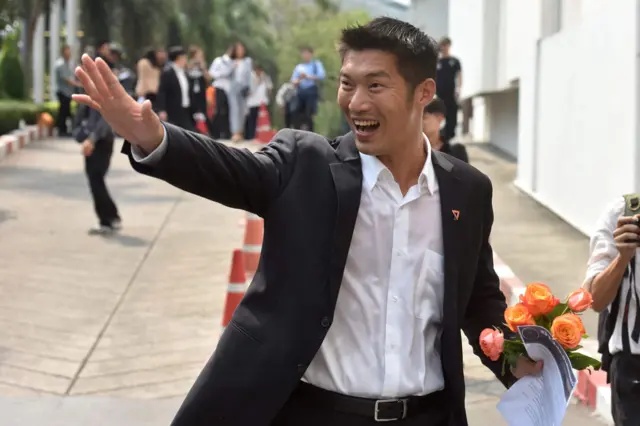 ธนาธร จึงรุ่งเรืองกิจ