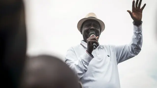 Kinara wa Nasa Raila Odinga akiwahutubia wafuasi mtaa wa Ruaraka Nairobi