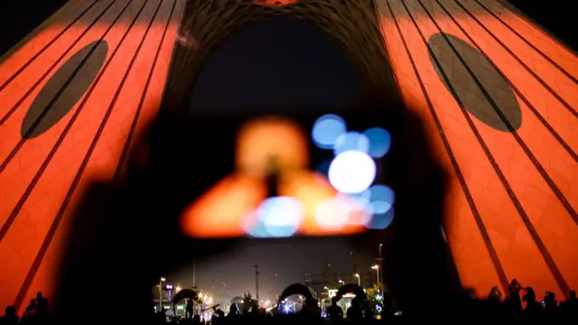 برج آزادی در پایان هفته رنگ به رنگ شد، نه از این که نام اولش دیگر بر زبان ها نیست و کسی شهیادش نمی خواند، رنگ شد تا نمایش هزارتوی زمان باشد.