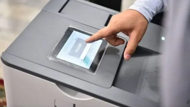 Буга чейин президенттик шайлоого аттангандардын кээ бири, талапкерлер арасында бирдей мүмкүнчүлүк болушун айтып, өкмөт башчы Сооронбай Жээнбековдун кызматын тапшыруусу зарыл деп келишкен.