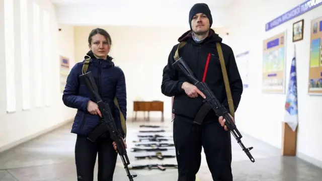 Russia-Ukraine war: Meet di Ukrainian couples training for war