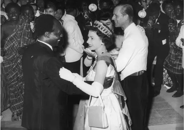 1961இல் அக்கராவில் ராணி எலிசபெத் கானாவின் முன்னாள் அதிபர் குவாமே நக்ருமாவுடன் நடனமாடினார்.