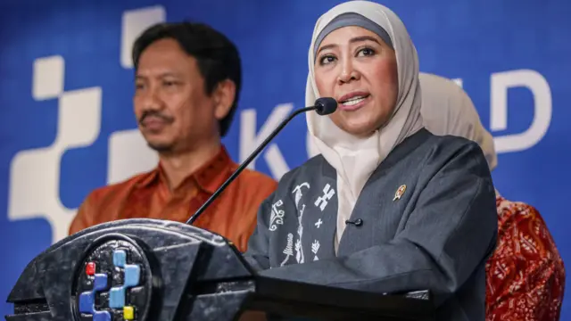 Menteri Komunikasi dan Digital (Menkomdigi) Meutya Hafid (kanan) didampingi Inspektur Jenderal Kemkomdigi Arief Tri Hardiyanto (kiri) menyampaikan keterangan kepada awak media di Kantor Kemkomdigi, Jakarta, Selasa (21/7/2026).