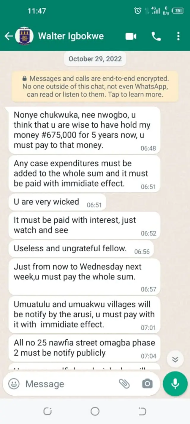 Foto Chukwuka sị na-egosi ozi iyi egwu Igbokwe zigara ya