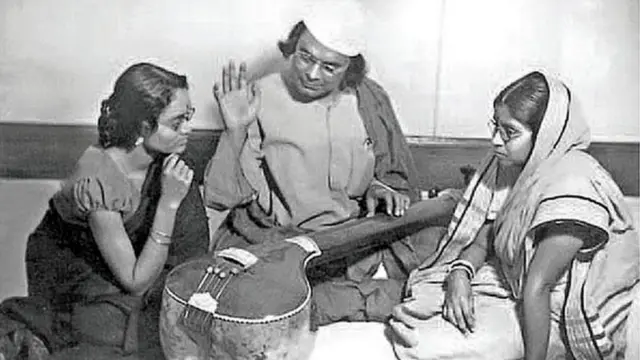 শিষ্যদের সঙ্গীত শিক্ষা দিচ্ছেন কাজী নজরুল ইসলাম