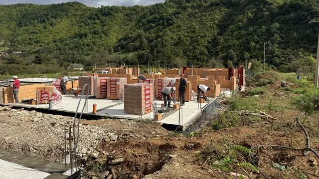 Meštani Donje Jablanice grade kuće, ali poslednice poplava su i dalje vidljive