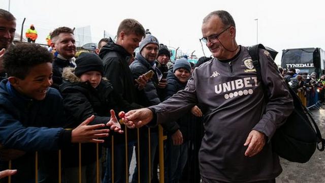 bielsa handing out sweets to young Leeds fans