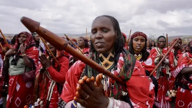 ኣብ መዓልቲ ኢሬቻ ኣምላኽ ዘመስግኑ