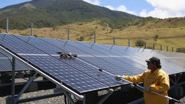 Homem limpa painéis solares na Costa Ricajogar na timemania online2015