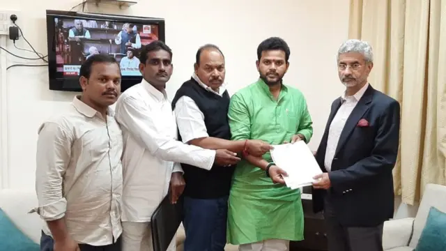 మంత్రి జైశంకర్కు వినతిపత్రం ఇస్తున్న ఎంపీ రామ్మోహన్ నాయుడు తదితరులు