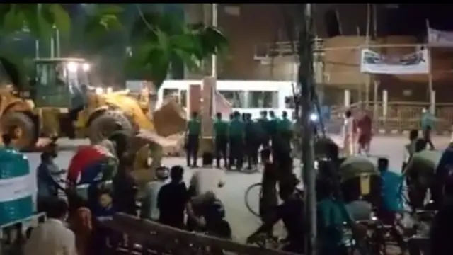 সিটি কর্পোরেশনের উদ্যোগে পুলিশের উপস্থিতিতে বুধবার সন্ধ্যায় ভেঙ্গে ফেলা হয় স্থাপনাটি