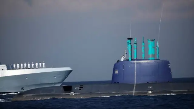 یک زیردریایی اسرائیلی در آب‌های بندر حیفا در دریای مدیترانه