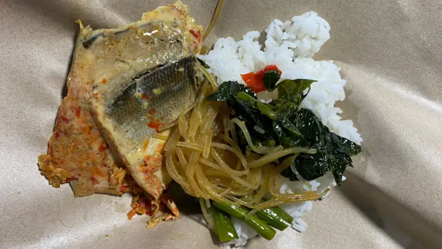 Menu kedua yaitu nasi, mi, dan ikan.