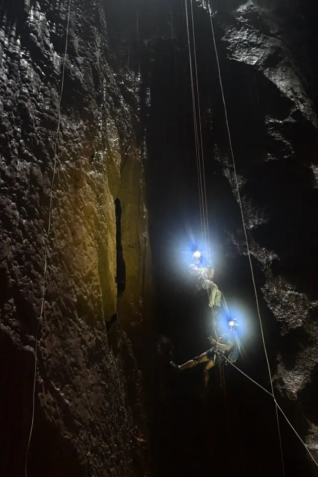 ไฟฉายคาดหัวเป็นสิ่งจำเป็นช่วยการมองเห็นในถ้ำลึก
