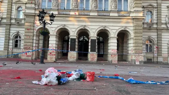 Pogled ka ulazu u novosadsku Gradsku kuću i smeće koje je ostalo od protesta