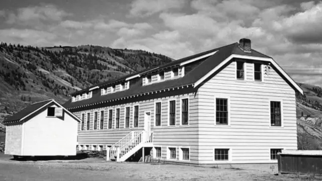 مدرسة كاملوبس إنديان ريزيدنشيال كانت تقوم بتغيير هوية أطفال السكان الأصليين بعد انتزاعهم من عائلاتهم