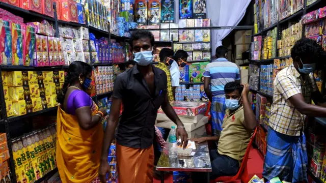 ভারতের তামিলনাডুতে একটি আতসবাজির দোকান