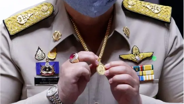 นายสิระ เจนจาคะ โชว์เหรียญที่เขาเรียกว่า "หลวงพ่อป้อม" ซึ่งมีใบหน้าคล้าย พล.อ. ประวิตร วงษ์สุวรรณ ในระหว่างฝ่ายค้านเปิดอภิปรายไม่ไว้วางใจรัฐบาลเมื่อ ก.พ. 2564