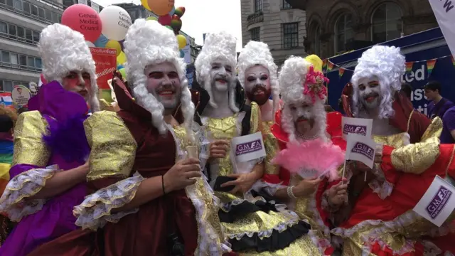 ผู้ร่วมงานหลายคนแต่งตัวแบบจัดเต็ม สร้างสีสันให้แก่ขบวนพาเหรด ซึ่งปีนี้จัดขึ้นเป็นปีที่ 45 แล้ว