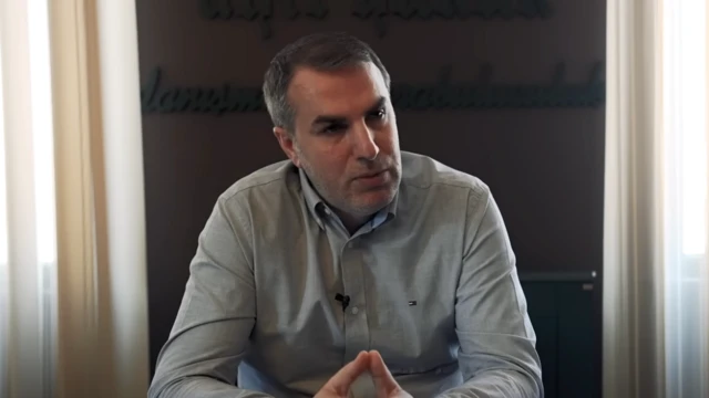 Doku ailesinin avukatı Ali Çimen, bir masada konuşuyor. 