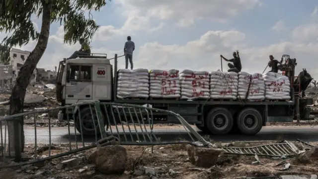 شاحنات المساعدات تدخل غزة عبر معبر كرم أبو سالم الحدودي مع استمرار الهجمات الإسرائيلية على قطاع غزة في رفح، غزة في 01 يوليو/تموز 2024. 