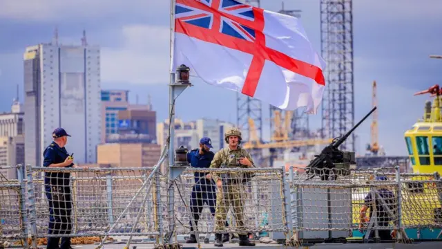 Naval officers ontop di British HMS Trent warship