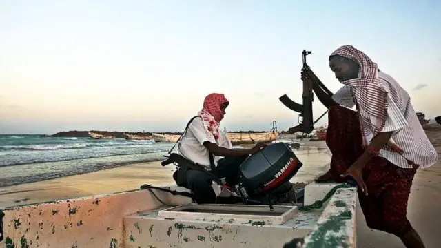 জলদস্যুদের একটি দল নৌকায় করে অভিযানে যাওয়ার প্রস্তুতি নিচ্ছে (ফাইল ছবি)।