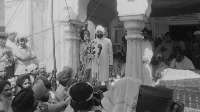 28 ਸਤੰਬਰ 1984 ਨੂੰ ਗਿਆਨੀ ਜ਼ੈਲ ਸਿੰਘ ਸ੍ਰੀ ਅਕਾਲ ਤਖ਼ਤ ਸਾਹਿਬ ਉੱਤੇ ਜੁੜੇ ਇਕੱਠ ਨੂੰ ਸੰਬੋਧਨ ਕਰਦੇ ਹੋਏ