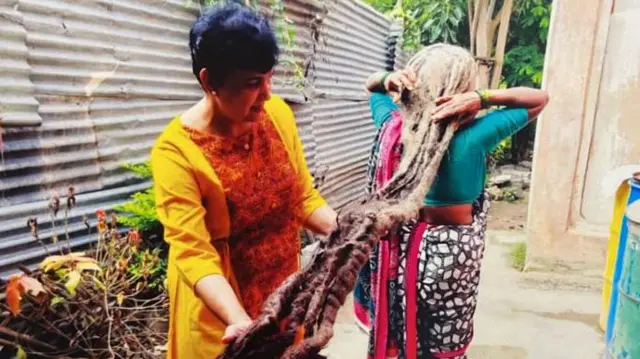 276 பெண்களை சடா முடியிலிருந்து விடுவித்த பெண்