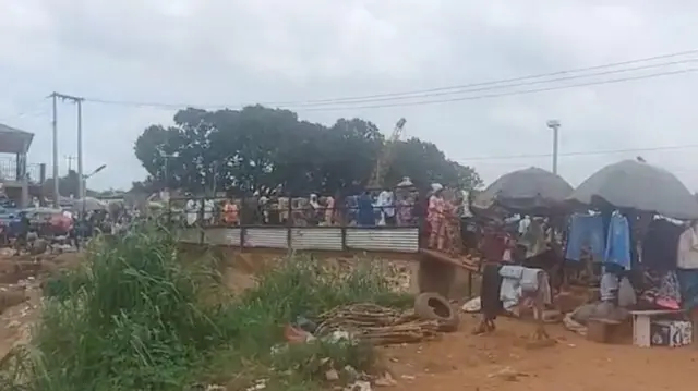 Àwòrán afárá tó já lulẹ̀