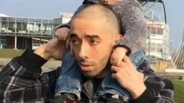 करीम शेउर्फ़ी की एक तस्वीर सोशल मीडिया पर सर्कुलेट हो रही है